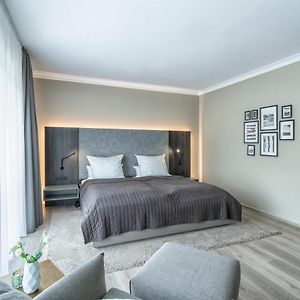Zimmer mit Kingsize-Bett